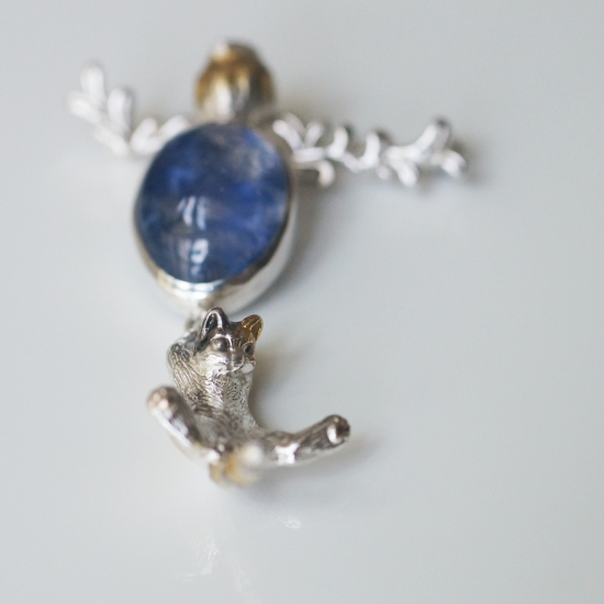 デュモルチェライトインクオーツ猫と鳥ブローチ